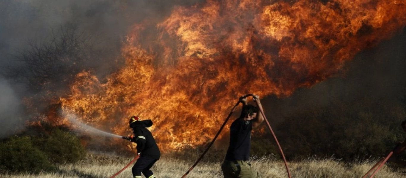 Σε εξέλιξη μεγάλη πυρκαγιά στη Ζάκυνθο με πολλαπλές εστίες κοντά σε χωριό